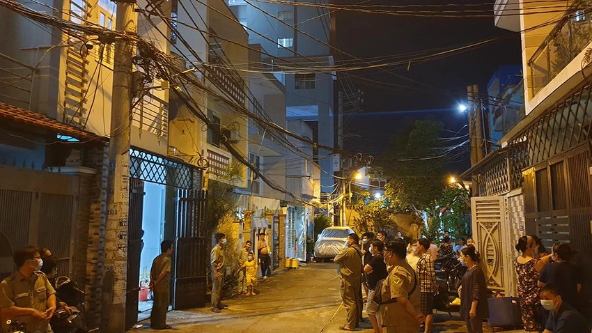 Việc khám xét, lấy lời khai vẫn được thực hiện xuyên đêm, đến rạng sáng ngày hôm sau. Ảnh: NT Việc khám xét, lấy lời khai vẫn được thực hiện xuyên đêm, đến rạng sáng ngày hôm sau. Ảnh: NT