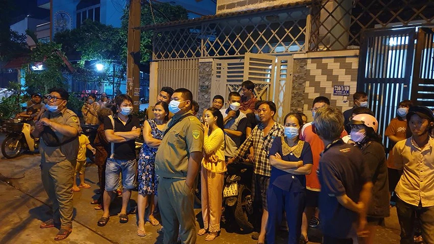 Trong tối cùng ngày, Thạch cũng được đưa về nhà riêng trên địa bàn quận Bình Tân để thực hiện khám xét. Ảnh: NT Trong tối cùng ngày, Thạch cũng được đưa về nhà riêng trên địa bàn quận Bình Tân để thực hiện khám xét. Ảnh: NT