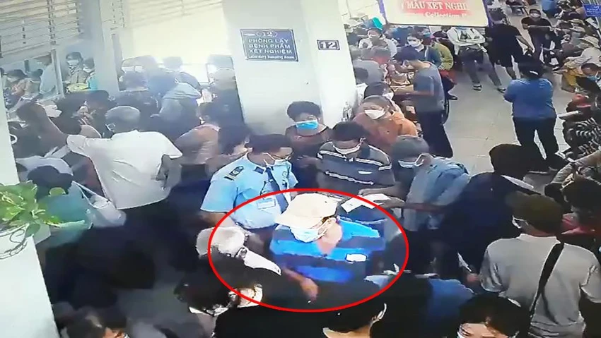 Camera an ninh ở bệnh viện ghi nhận cảnh ông Tuấn lấy tài sản trong balo của người dân ở Bệnh viện. Ảnh chụp từ clip Camera an ninh ở bệnh viện ghi nhận cảnh ông Tuấn lấy tài sản trong balo của người dân ở Bệnh viện. Ảnh chụp từ clip