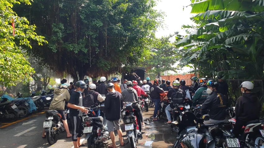 Cảnh sát giao thông bắt quái xế ở quán cà phê quận Bình Tân Bắt hơn 100 xe độ chế