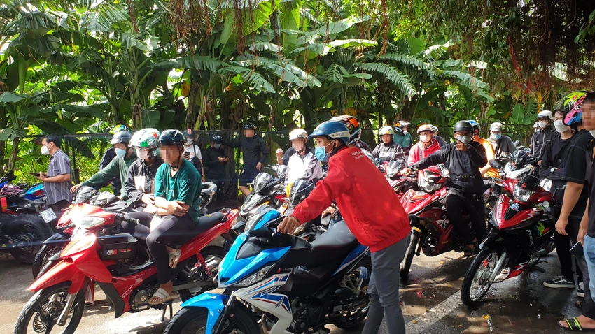 Cảnh sát giao thông bắt quái xế ở quán cà phê quận Bình Tân giao thông bắt hơn 100 xe độ chế