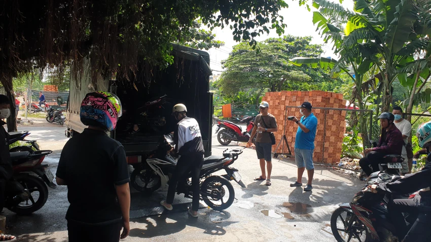 Cảnh sát giao thông bắt quái xế ở quán cà phê quận Bình Tân Bắt hơn 100 xe độ chế