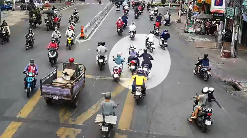 Nam thanh niên áp sát, cướp giật túi xách của một phụ nữ trên đường Âu Cơ. Ảnh chụp từ clip Nam thanh niên áp sát, cướp giật túi xách của một phụ nữ trên đường Âu Cơ. Ảnh chụp từ clip