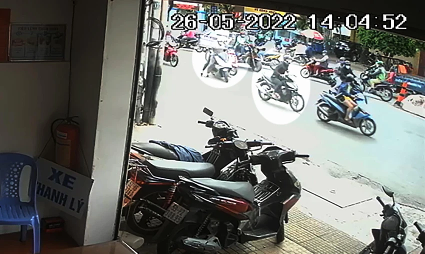 Người này sau đó tẩu thoát nhanh chóng. Ảnh chụp từ clip Người này sau đó tẩu thoát nhanh chóng. Ảnh chụp từ clip