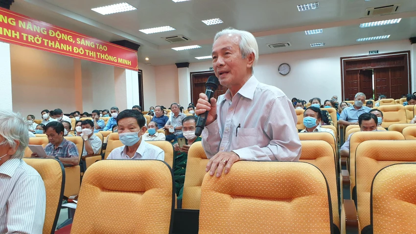 Cử tri Nguyễn Văn Đồ, (75 tuổi cử tri ở phường 9, quận Tân Bình) nêu nhiều ý kiến về luật đất đai sửa đổi, tiền lương cho giáo viên, đổi mới sách giáo khoa... Ảnh: NT Cử tri Nguyễn Văn Đồ, (75 tuổi cử tri ở phường 9, quận Tân Bình) nêu nhiều ý kiến về luật đất đai sửa đổi, tiền lương cho giáo viên, đổi mới sách giáo khoa... Ảnh: NT