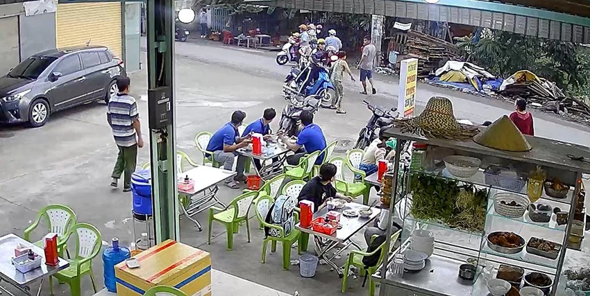 Vụ việc khiến nhiều người đi đường quay đầu bỏ chạy. Ảnh chụp từ clip Vụ việc khiến nhiều người đi đường quay đầu bỏ chạy. Ảnh chụp từ clip