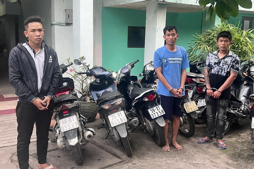 2 người đàn ông gây ra hơn 10 vụ trộm ở cửa hàng tiện lợi khắp TP.HCM trộm cắp xe máy ở các cửa hàng tiện lợi