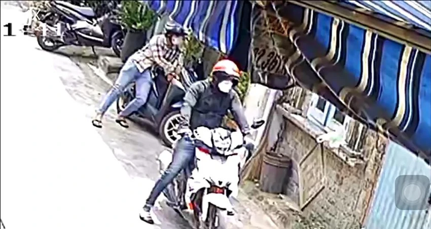 Hai nam thanh niên phối hợp bẻ khóa, trộm xe máy của anh D. Ảnh chụp từ clip