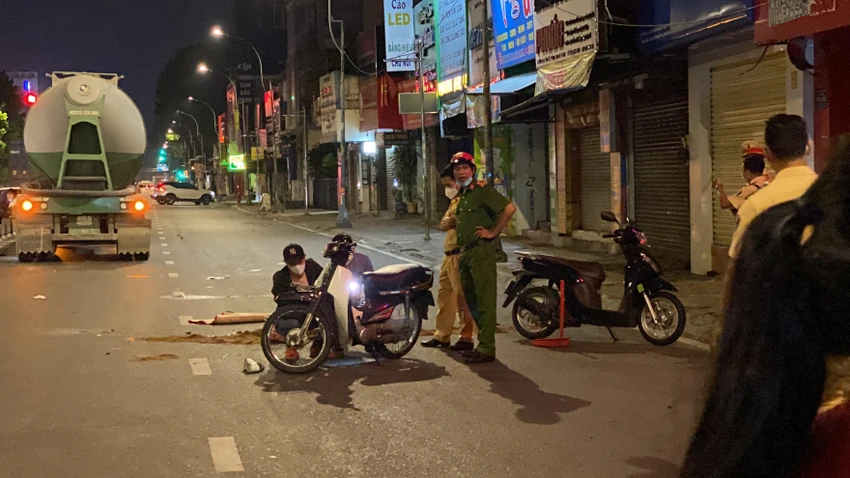 Đến rạng sáng ngày 15-10, hiện trường đã được lực lượng chức năng giải quyết xong. Ảnh: HT Đến rạng sáng ngày 15-10, hiện trường đã được lực lượng chức năng giải quyết xong. Ảnh: HT