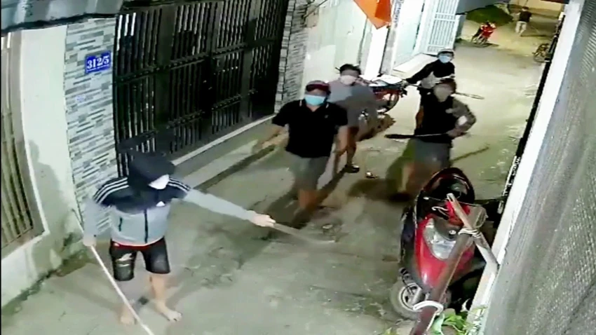 Trước đó, xuất phát từ mâu thuẫn nhỏ, nhóm này cầm theo hung khí xông vào con hẻm trên địa bàn huyện Hóc Môn gây náo loạn. Ảnh chụp từ clip Trước đó, xuất phát từ mâu thuẫn nhỏ, nhóm này cầm theo hung khí xông vào con hẻm trên địa bàn huyện Hóc Môn gây náo loạn. Ảnh chụp từ clip