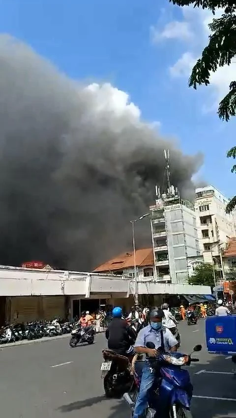 Cột khói bốc cao khiến nhiều người ở Chợ Bến Thành cũng không khỏi lo lắng. Ảnh: HT Cột khói bốc cao khiến nhiều người ở Chợ Bến Thành cũng không khỏi lo lắng. Ảnh: HT