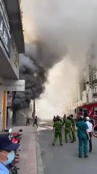 Cột khói đen kịt bao trùm khu vực. Ảnh: HT Cột khói đen kịt bao trùm khu vực. Ảnh: HT