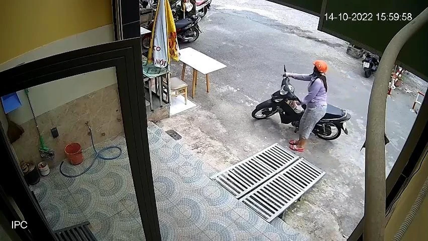 Sau khi lấy đi tài sản người phụ nữ này cắt đứt liên lạc với gia đình chủ. Ảnh chụp từ clip Sau khi lấy đi tài sản người phụ nữ này cắt đứt liên lạc với gia đình chủ. Ảnh chụp từ clip