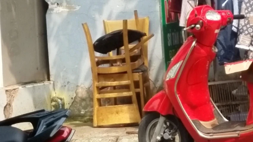 Ngoài ra, hai ghế gỗ cũng bị nhóm này làm hư hỏng. Ảnh: NT Ngoài ra, hai ghế gỗ cũng bị nhóm này làm hư hỏng. Ảnh: NT