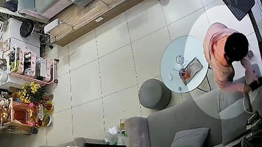 Người này vào trong rồi nhanh tay lấy đi chiếc điện thoại đang sạc pin. Ảnh: Chụp từ clip Người này vào trong rồi nhanh tay lấy đi chiếc điện thoại đang sạc pin. Ảnh: Chụp từ clip