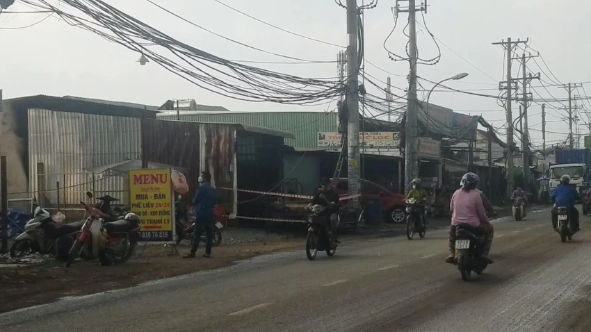 Vụ cháy xảy ra vào rạng sáng trên đường Nguyễn Cửu Phú. Ảnh: HT Vụ cháy xảy ra vào rạng sáng trên đường Nguyễn Cửu Phú. Ảnh: HT