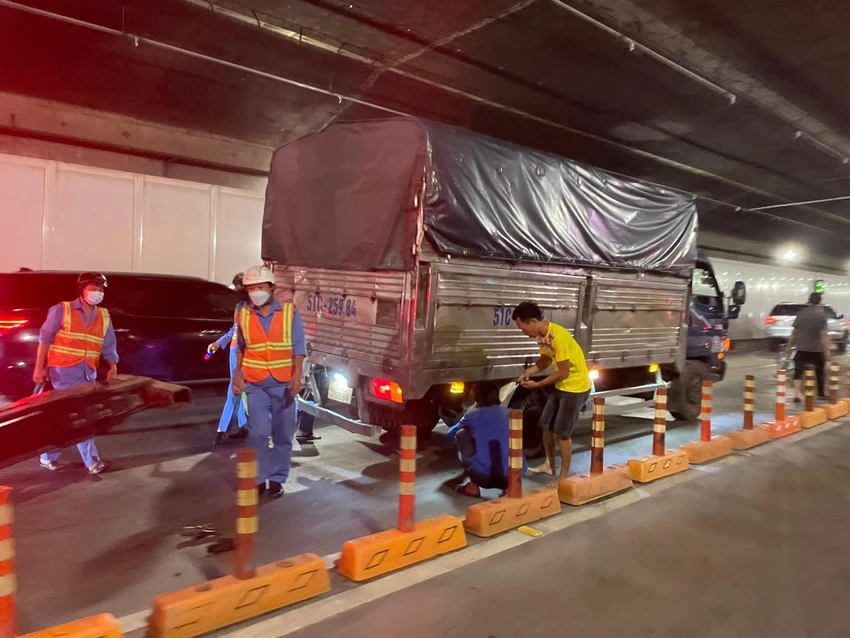 Chiếc xe tải nổ lốp, dừng giữa đường hầm sông Sài Gòn khiến giao thông gián đoạn. Chiếc xe tải nổ lốp, dừng giữa đường hầm sông Sài Gòn khiến giao thông gián đoạn.