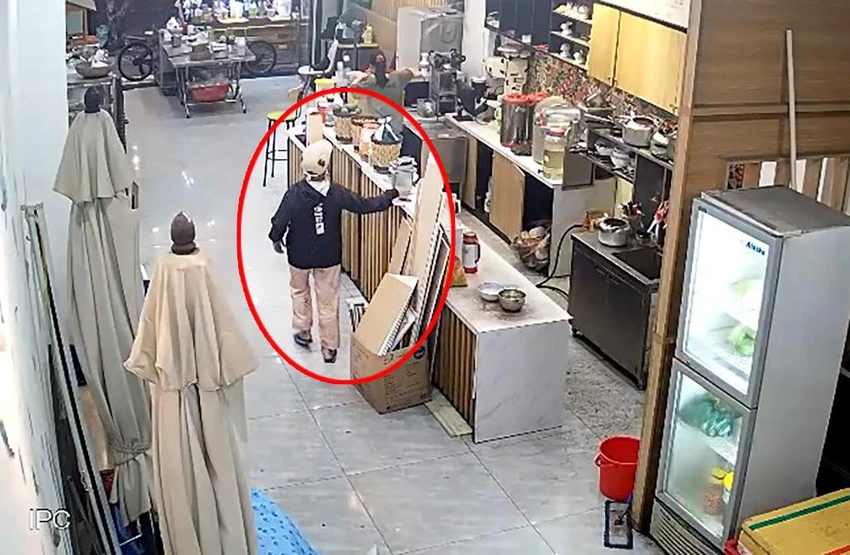 Người này ra tay rất nhanh trong lúc đi ra từ nhà vệ sinh. Ảnh chụp từ clip Người này ra tay rất nhanh trong lúc đi ra từ nhà vệ sinh. Ảnh chụp từ clip