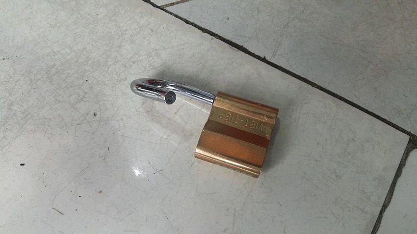 Ổ khóa bị trộm phá hỏng, vứt lại hiện trường. Ảnh: HT Ổ khóa bị trộm phá hỏng, vứt lại hiện trường. Ảnh: HT