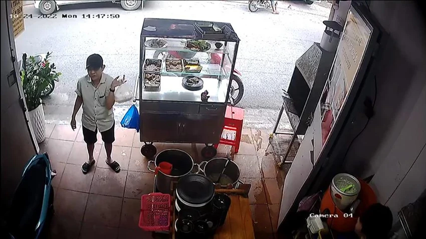 Người này tỏ ra tự nhiên, trò chuyện để chủ quán phân tâm. Ảnh chụp từ clip Người này tỏ ra tự nhiên, trò chuyện để chủ quán phân tâm. Ảnh chụp từ clip