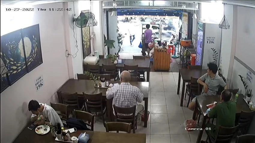 Công an sau đó đã đến quán cơm, trích xuất hình ảnh từ các camera an ninh, lấy lời khai để làm rõ. Ảnh chụp từ clip Công an sau đó đã đến quán cơm, trích xuất hình ảnh từ các camera an ninh, lấy lời khai để làm rõ. Ảnh chụp từ clip