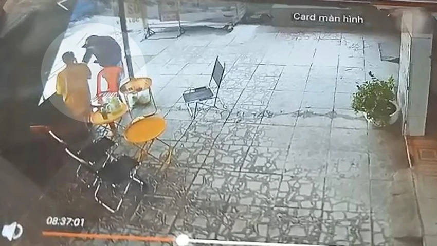 Sau đó, người này tiến lại ngăn kéo tủ vờ ra hiệu cho chị H lấy tiền thối. Ảnh chụp từ clip Sau đó, người này tiến lại ngăn kéo tủ vờ ra hiệu cho chị H lấy tiền thối. Ảnh chụp từ clip