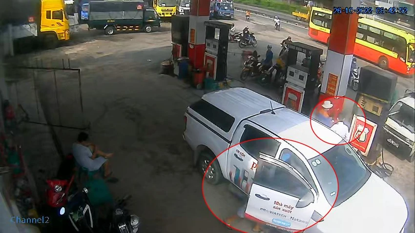 Kẻ gian chui hẳn người vào bên trong xe trong lúc anh T đang mải đổ dầu. Ảnh chụp từ clip Kẻ gian chui hẳn người vào bên trong xe trong lúc anh T đang mải đổ dầu. Ảnh chụp từ clip