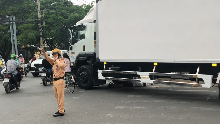 Sau va chạm, người đàn ông bị xe tải cuốn vào gầm, tử vong. Ảnh: HT Sau va chạm, người đàn ông bị xe tải cuốn vào gầm, tử vong. Ảnh: HT
