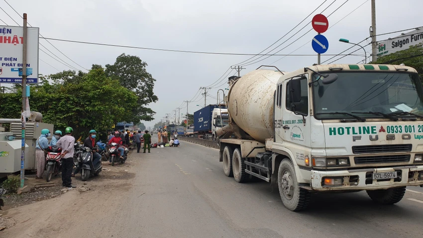 Vụ tai nạn xảy ra trên đường Nguyễn Văn Bứa, huyện Bình Chánh sáng ngày 3-11. Ảnh: NT
