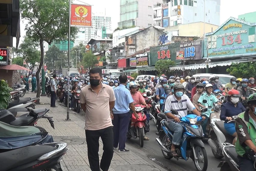 Ảnh hưởng từ sự cố khiến giao thông qua khu vực ùn ứ. Ảnh: HT Ảnh hưởng từ sự cố khiến giao thông qua khu vực ùn ứ. Ảnh: HT