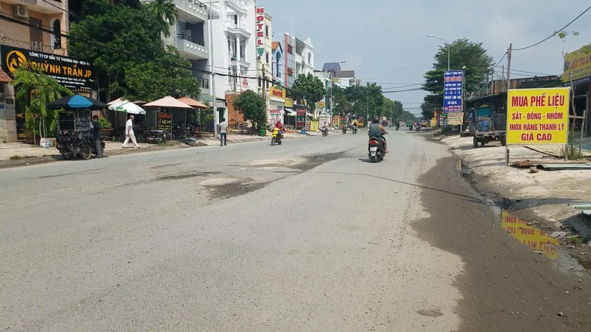 Khu vực đường có ổ gà đã được sửa chữa tạm thời. Ảnh: NT Khu vực đường có ổ gà đã được sửa chữa tạm thời. Ảnh: NT
