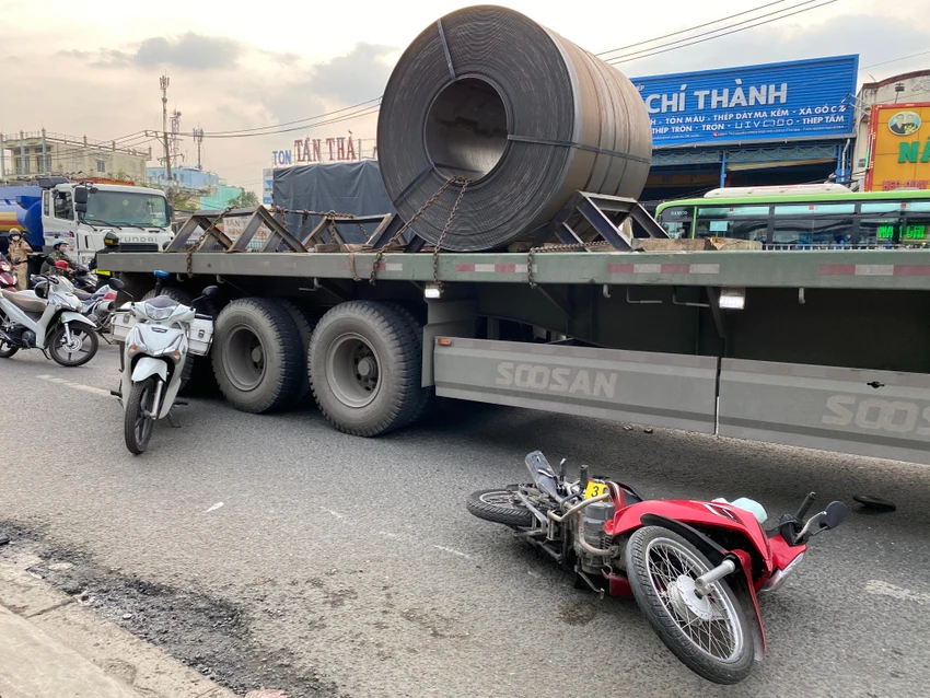 Người phụ nữ được cho là va chạm với một xe máy khác, ngã xuống đường và bị xe đầu kéo cán tử vong. Ảnh: HT Người phụ nữ được cho là va chạm với một xe máy khác, ngã xuống đường và bị xe đầu kéo cán tử vong. Ảnh: HT