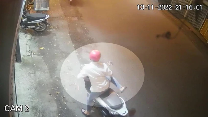 Thanh niên bẻ khóa trộm xe SH, chủ ngồi cách đó gần 2 mét không hay biết thanh-nien-be-khoa-trom-xe-sh-o-tan-phu
