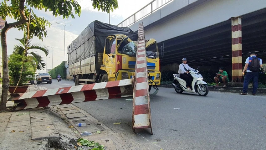 Xe tải tông sập thanh giới hạn chiều cao cầu Nước Lên xe-tai-tong-sap-thanh-gioi-han-chieu-cao-cau-nuoc-len