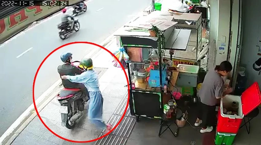 Người phụ nữ nhanh chóng lên xe tẩu thoát. Ảnh chụp từ clip Người phụ nữ nhanh chóng lên xe tẩu thoát. Ảnh chụp từ clip