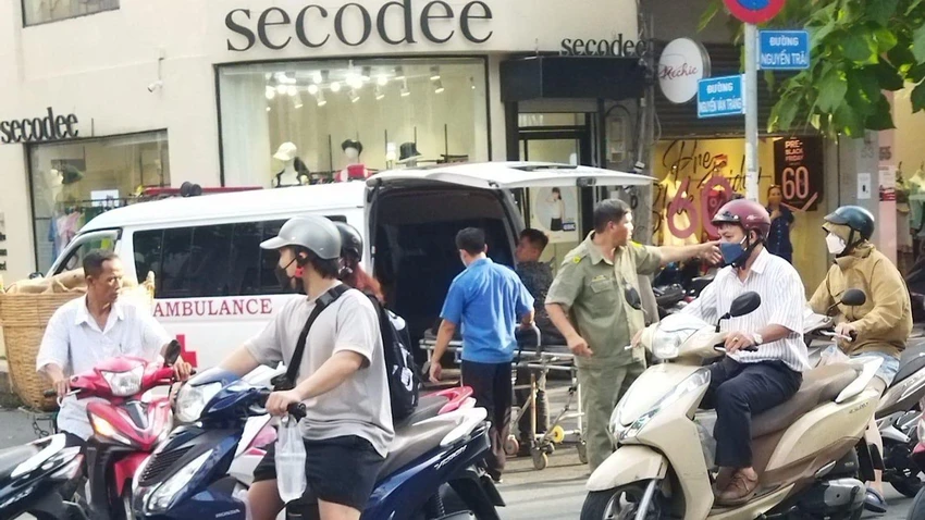 Thi thể nạn nhân sau đó được đưa về nhà xác để phục vụ công tác điều tra. Ảnh: NY Thi thể nạn nhân sau đó được đưa về nhà xác để phục vụ công tác điều tra. Ảnh: NY