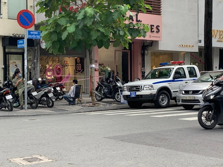 Công an phong tỏa hiện trường, khám nghiệm điều tra vụ án mạng. Ảnh: HT Công an phong tỏa hiện trường, khám nghiệm điều tra vụ án mạng. Ảnh: HT