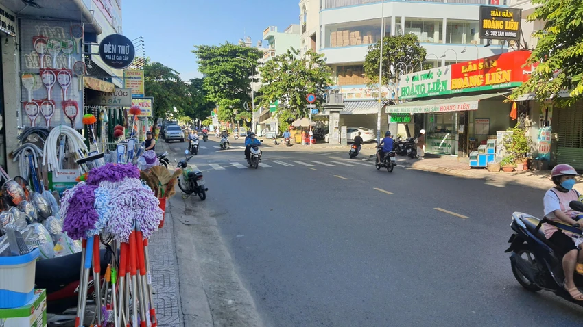 Cướp giật túi xách của cô gái ở ngã tư giữa ban ngày cuop-giat-tui-xach-cua-co-gai-giua-ban-ngay-o-tan-phu