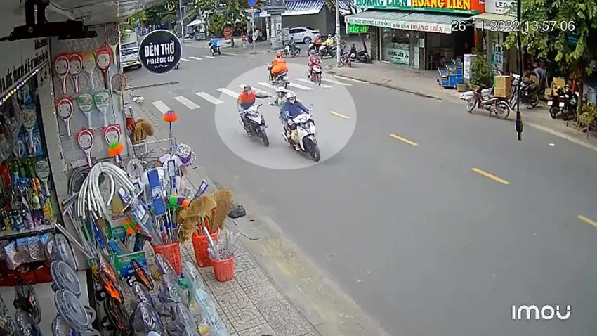 Cướp giật túi xách của cô gái ở ngã tư giữa ban ngày cuop-giat-tui-xach-cua-co-gai-giua-ban-ngay-o-tan-phu
