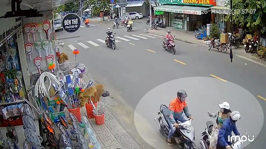 Cướp giật túi xách của cô gái ở ngã tư giữa ban ngày cuop-giat-tui-xach-cua-co-gai-giua-ban-ngay-o-tan-phu