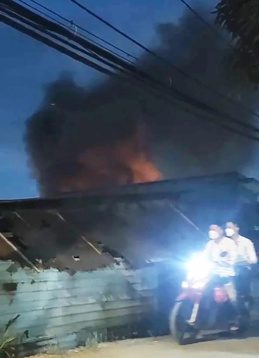Lửa lớn kèm khói bốc cao trong đám cháy nhà. Ảnh: HT Lửa lớn kèm khói bốc cao trong đám cháy nhà. Ảnh: HT