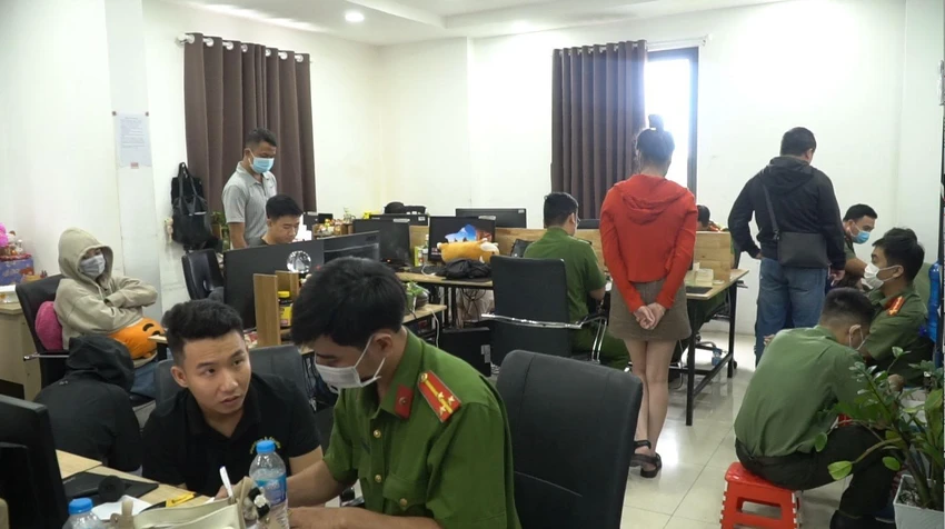 Công an quận 12 phối hợp với PC02 và các đơn vị ập vào kiểm tra công ty luật. Ảnh: CA Công an quận 12 phối hợp với PC02 và các đơn vị ập vào kiểm tra công ty luật. Ảnh: CA