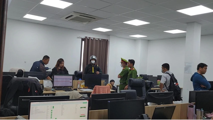 Công an quận 12 phối hợp với PC02 và các đơn vị ập vào kiểm tra công ty luật TNHH Power Law trên Quốc lộ 1, quận 12 hồi tháng 11 vì nghi vấn có hoạt động đòi nợ thuê. Ảnh: CA Công an quận 12 phối hợp với PC02 và các đơn vị ập vào kiểm tra công ty luật TNHH Power Law trên Quốc lộ 1, quận 12 hồi tháng 11 vì nghi vấn có hoạt động đòi nợ thuê. Ảnh: CA