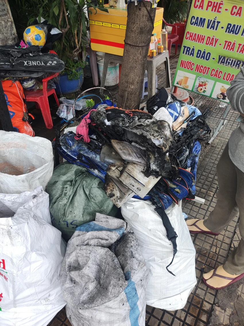Đám cháy làm hư hại một số tài sản trong cửa hàng. Ảnh: CA Đám cháy làm hư hại một số tài sản trong cửa hàng. Ảnh: CA