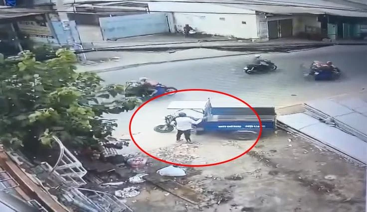 Dùng kìm cộng lực cắt khóa, trộm xe ba gác máy giữa ban ngày dung-kim-cong-luc-cat-khoa-trom-xe-ba-gac-may