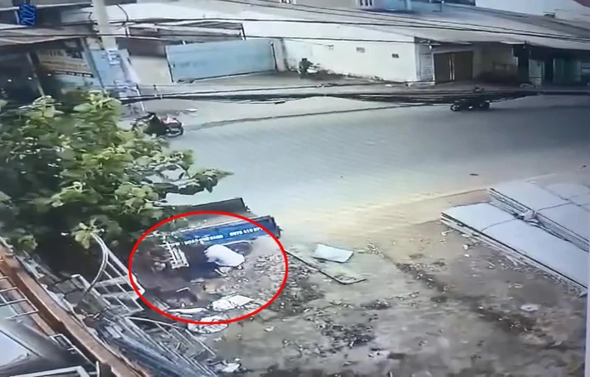 Dùng kìm cộng lực cắt khóa, trộm xe ba gác máy giữa ban ngày dung-kim-cong-luc-cat-khoa-trom-xe-ba-gac-may