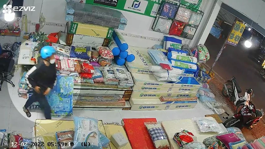 Lấy trộm điện thoại bỏ chạy, làm rơi cả dép ở hiện trường trom-dien-thoai-lam-roi-ca-dep
