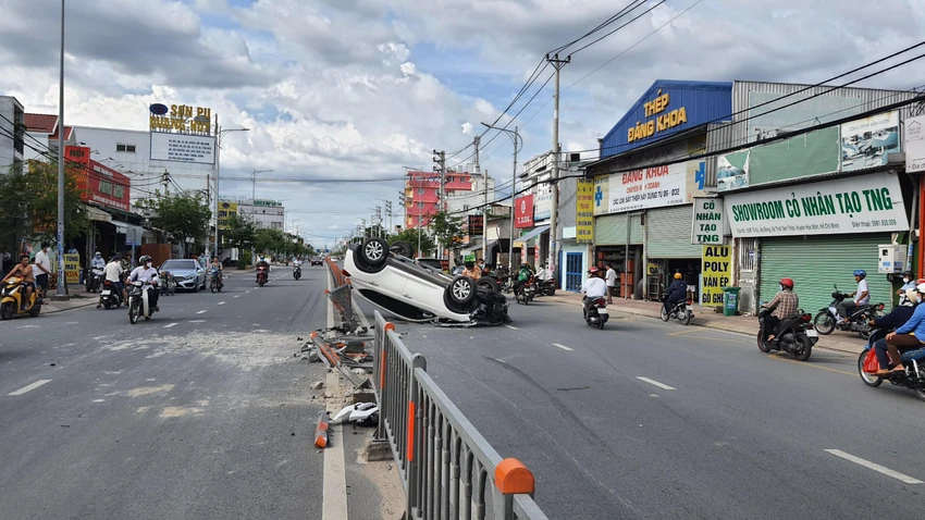 Ô tô tông dải phân cách, lật ngửa trên đường Tô Ký xe-o-to-lat-ngua-duong-to-ky