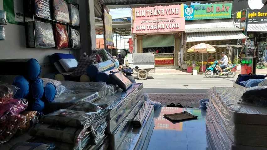 Lấy trộm điện thoại bỏ chạy, làm rơi cả dép ở hiện trường trom-dien-thoai-lam-roi-ca-dep