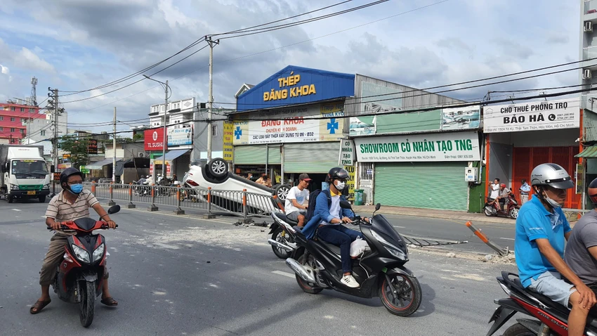 Ô tô tông dải phân cách, lật ngửa trên đường Tô Ký xe-o-to-lat-ngua-duong-to-ky